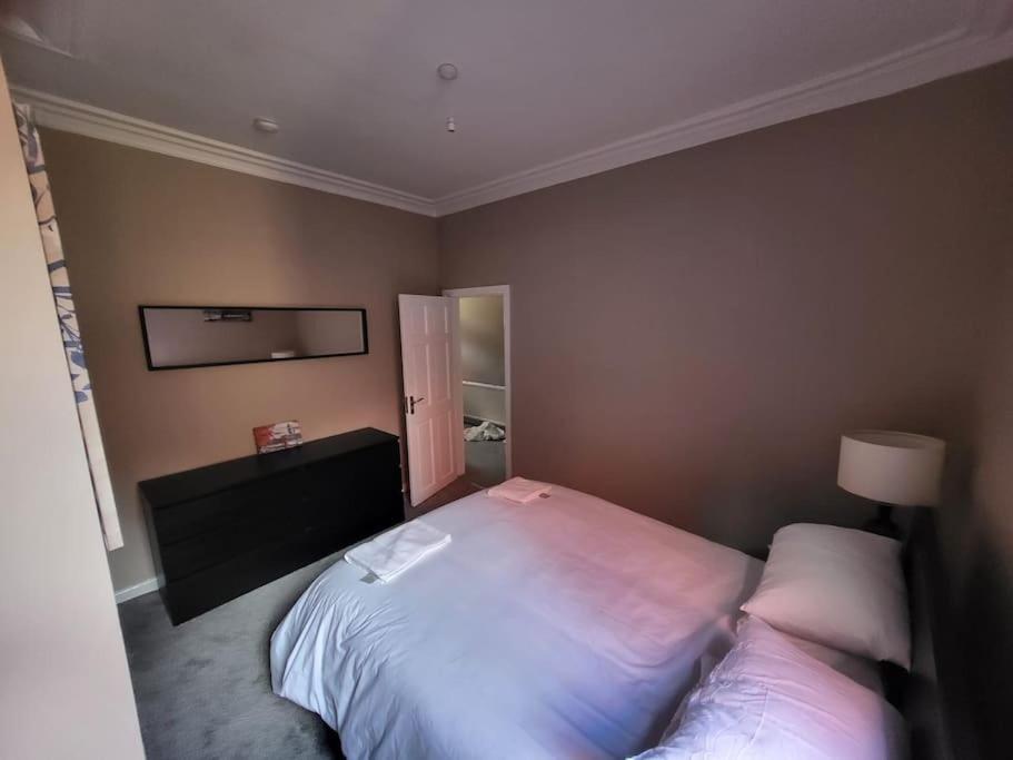 4 Bedroom House, 8 Min To City! Manchester Exterior photo