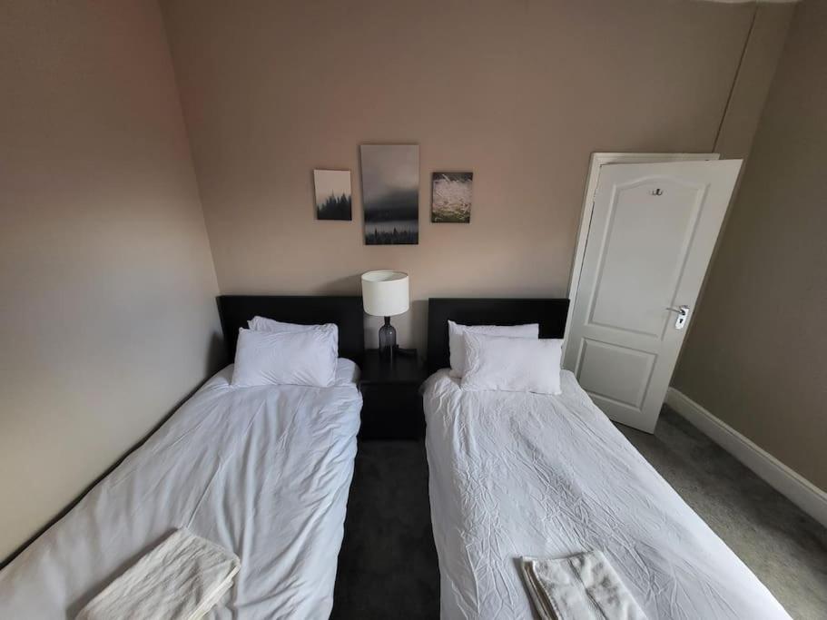 4 Bedroom House, 8 Min To City! Manchester Exterior photo