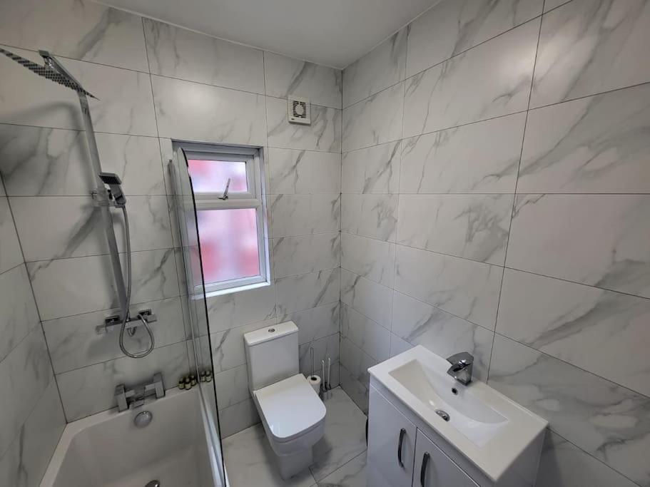 4 Bedroom House, 8 Min To City! Manchester Exterior photo